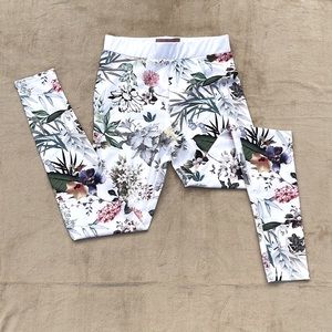 Cute Booty Lounge White Floral Leggings size Small (S)